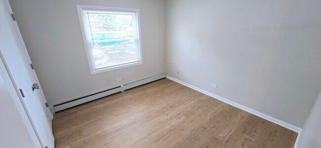 Building Photo - 318 W Naperville Rd