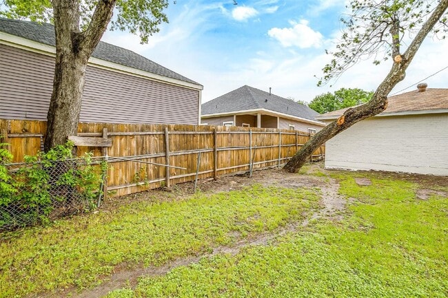 Building Photo - Adorable Fairmount duplex