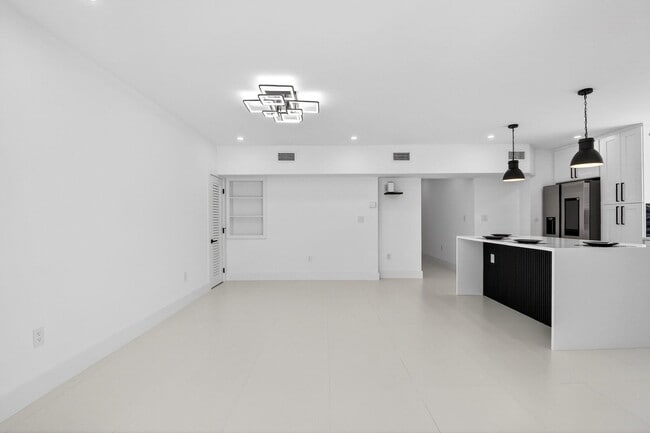 Building Photo - 1410 Beta Ct N