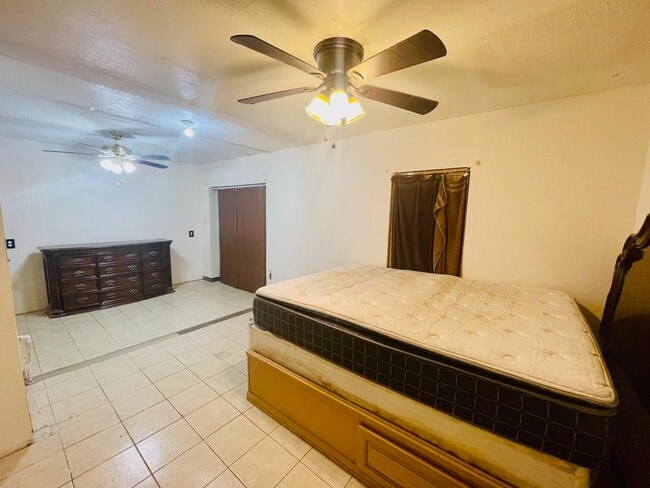 Building Photo - 1503 Chicago St