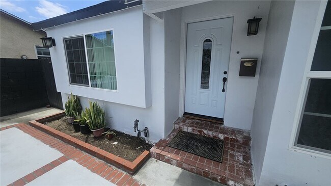 Building Photo - 5651 Radford Ave