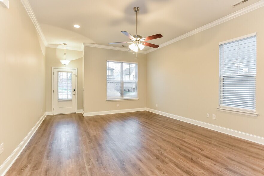 Building Photo - 1968 Brookshine Port