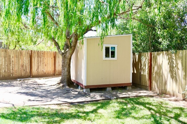 Building Photo - SOLAR POWERED 3 Bedroom 2 bath with large ...