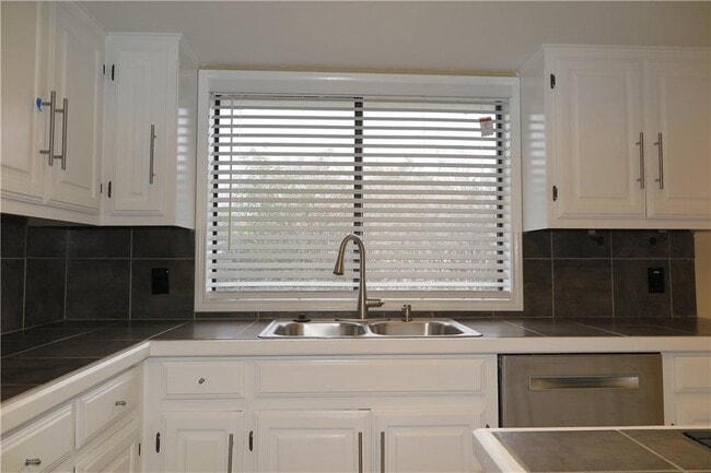 Building Photo - 201 Norwood St W