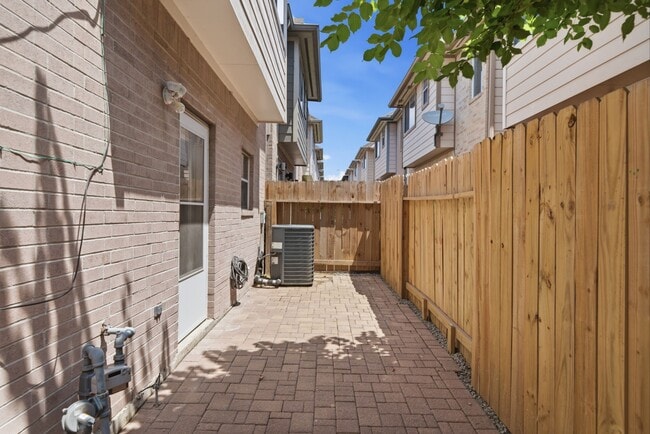 Building Photo - 218 Plaza Del Sol Park