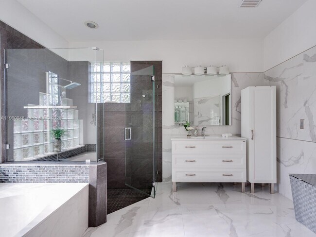 Building Photo - 2550 Jardin Manor