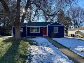 Building Photo - 3035 S Clermont Dr
