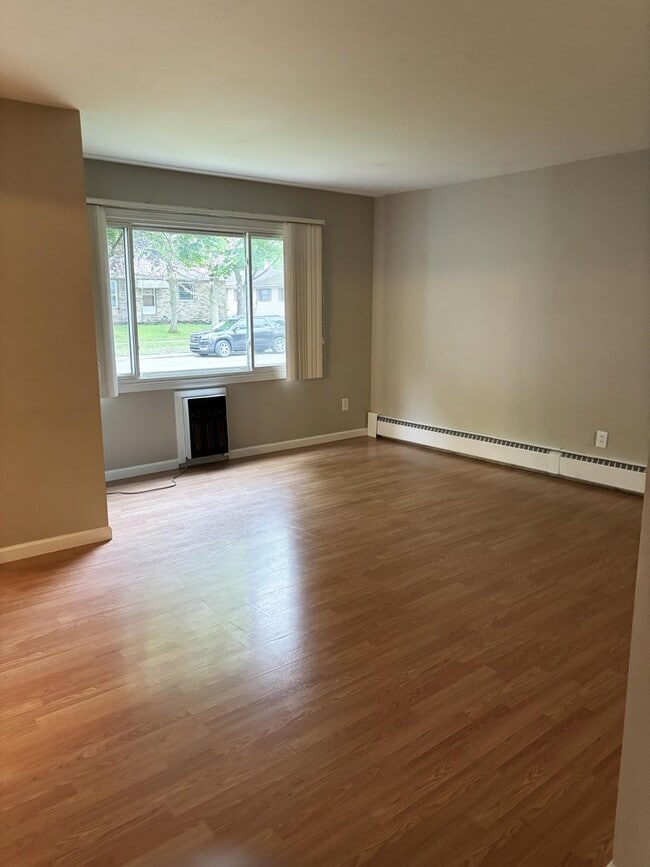 Building Photo - Chelsea Downtown Area 3-bedroom Ranch