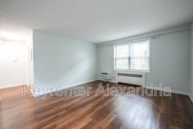 Building Photo - 206 N George Mason Dr