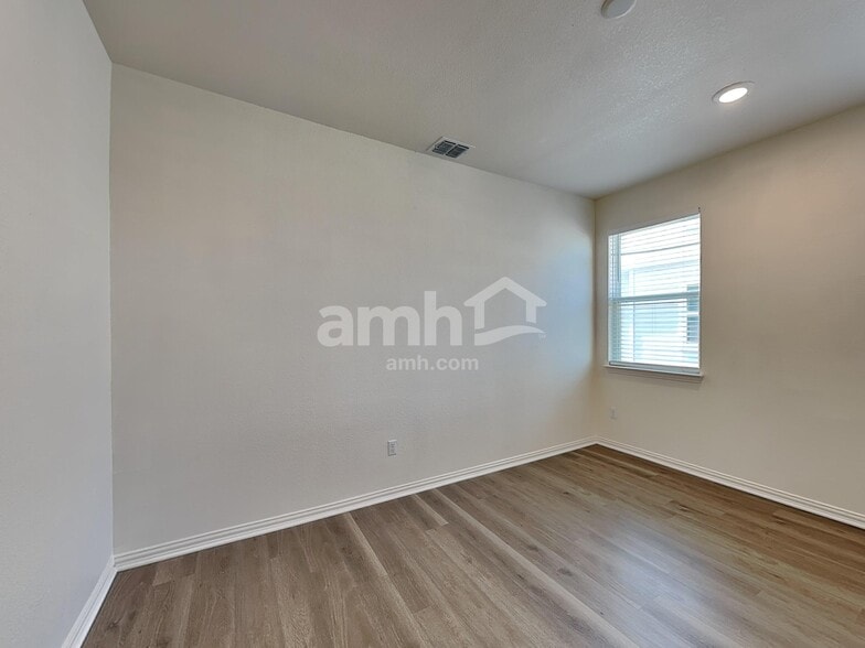 Building Photo - 2718 Meadowood Heights