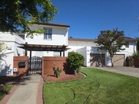 Building Photo - Great Townhome in the Pocket area close to everything!