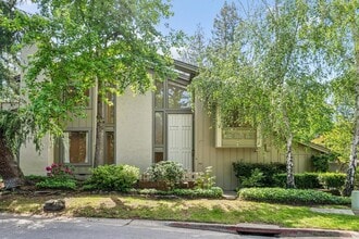 Building Photo - Luxury 3-Level Townhome in Highly Desirable Sharon Heights Neighborhood