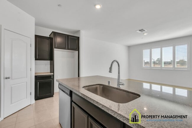 Building Photo - Modern and Spacious 4-Bedroom Home for Rent!