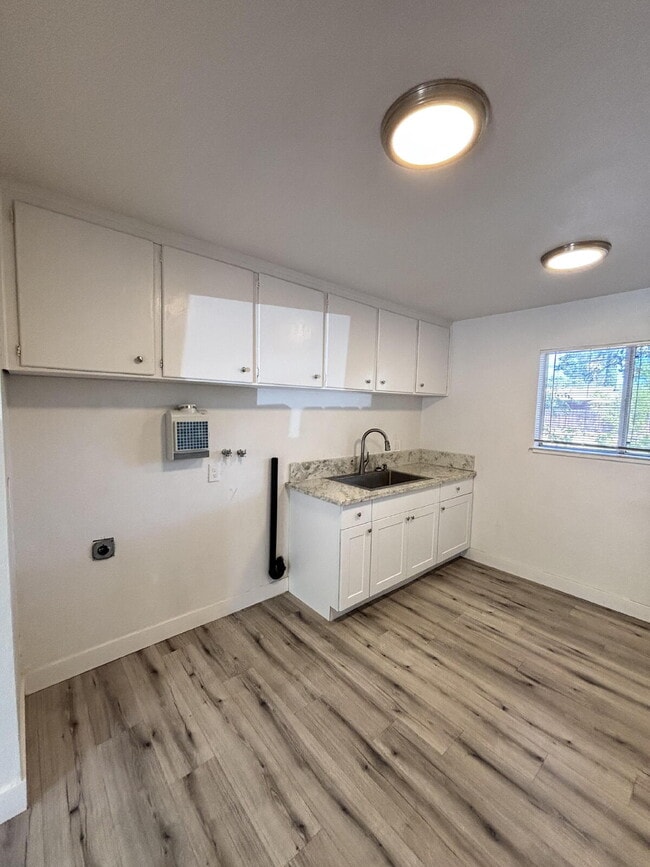 Building Photo - Great updated cottage in gated community with Bonus Room!