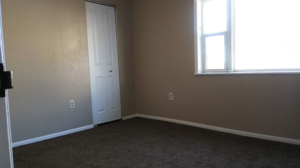 Building Photo - 610 Dahlia St