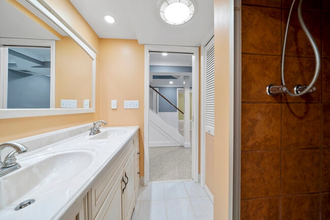 Building Photo - 253 Valley Ridge Dr