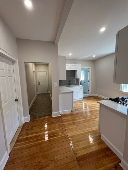 Building Photo - 108 Vinton St