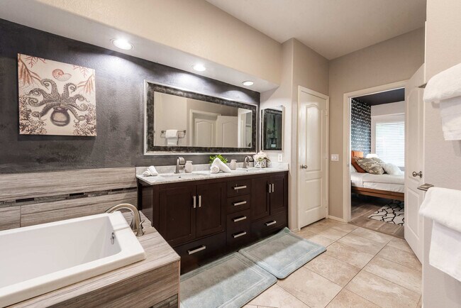 Building Photo - 5924 E Woodridge Dr