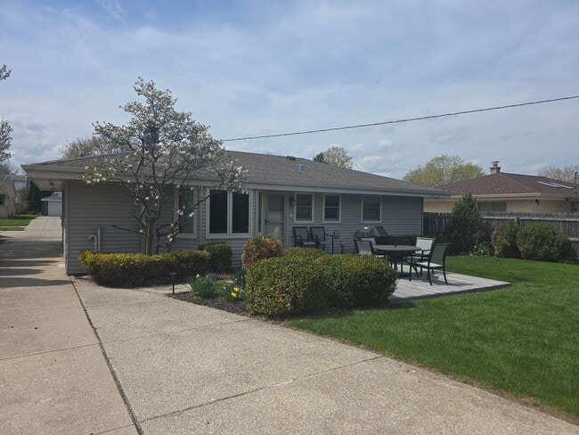 Building Photo - Updated 3 bedroom Racine ranch