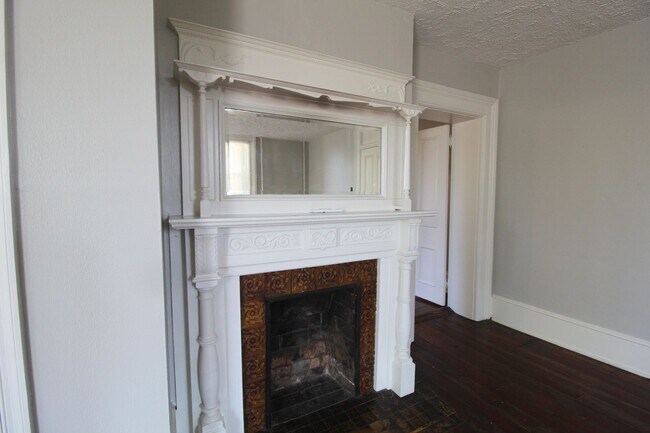Building Photo - 1 bed, 1 bath apartment for rent in Downtown Harrisonburg!