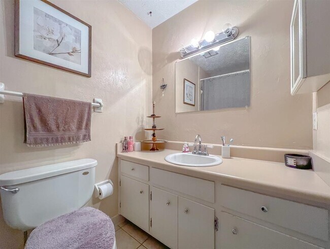 Building Photo - 1924 Harriet Dr