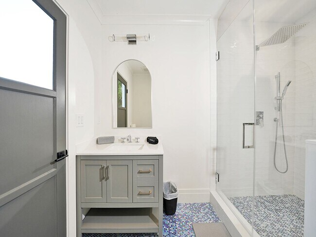 Building Photo - Luxe 5+4.5 w/detached studio, downstairs e...