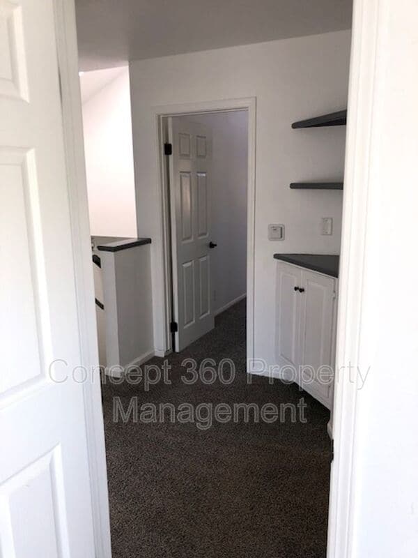 Building Photo - 4517 E Lavante St