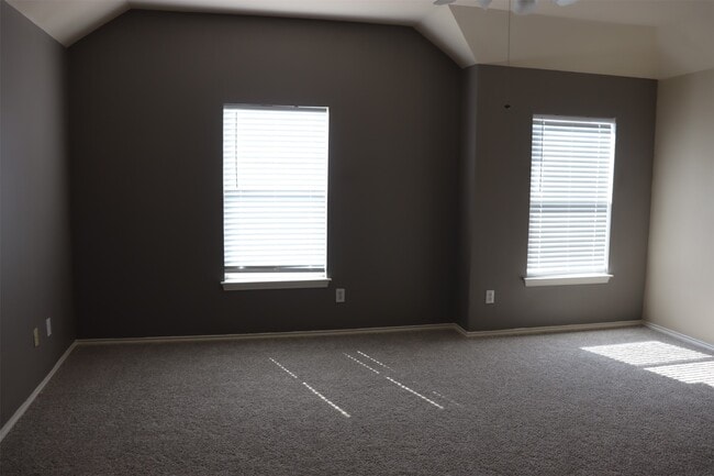 Building Photo - 7007 Woodridge Square Dr