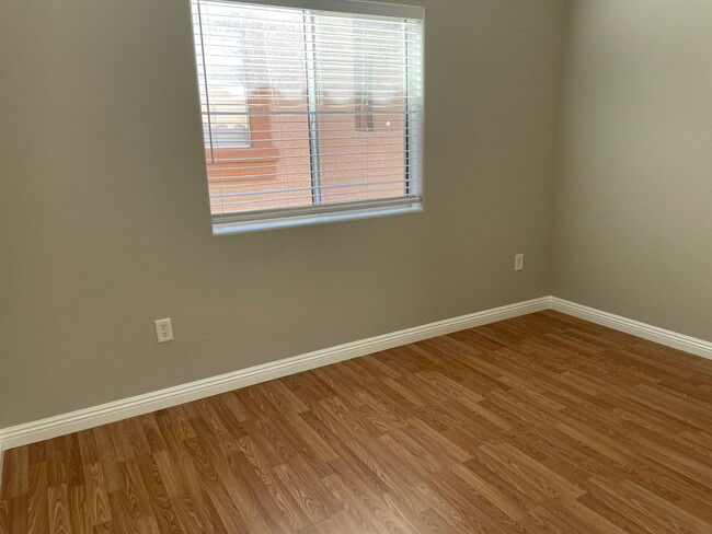 Building Photo - 2 bedroom upgraded condo in Silverado Ranch