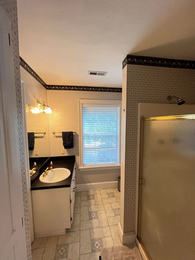 Building Photo - HISTORIC DOWNTOWN  3 bedroom 2.5 bath home