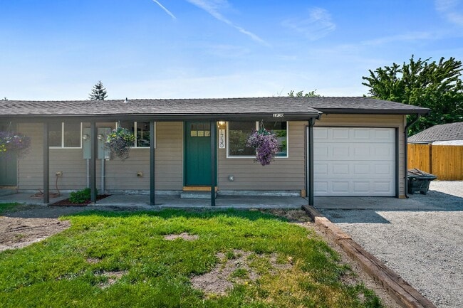 Building Photo - Newly Remodeled 1-Bedroom Duplex Unit with...