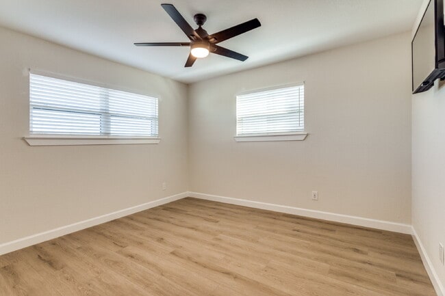 Building Photo - Great 2 bedroom upstairs unit - Available Summer 2026