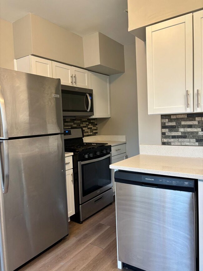 Building Photo - WOW! This beautifully updated 3-bedroom won't last!