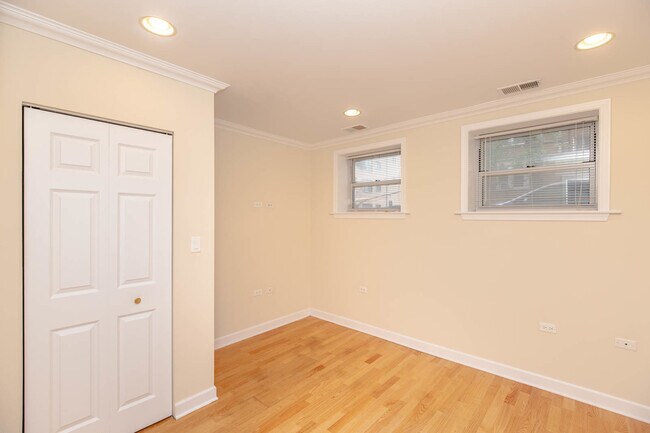 Building Photo - 2854 W Rosemont Ave