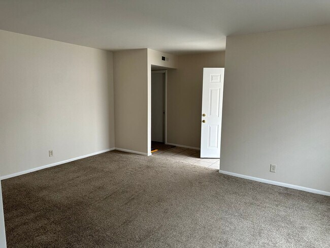 Building Photo - 409 Garcia St NE