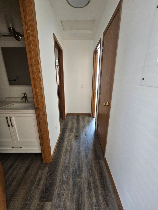 Building Photo - Great deal on this SPACIOUS 2bdr PET FRIEN...