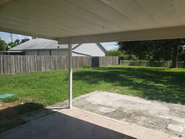 Building Photo - 2/2/1 Single Family Home Available NOW!