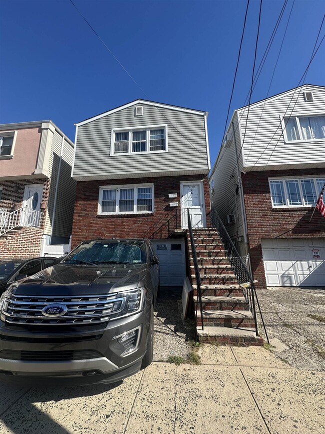 Building Photo - 5708 Broadway