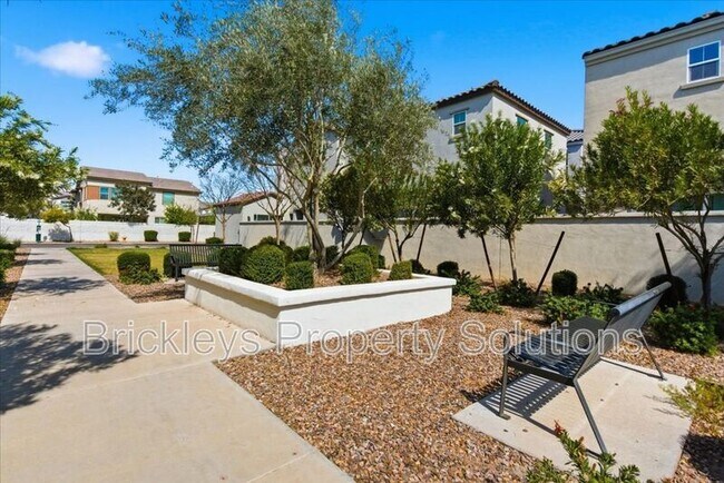 Building Photo - 265 E Balsam Dr