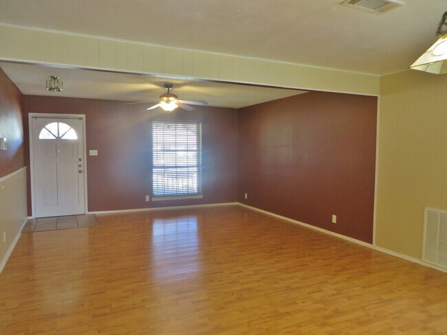 Building Photo - 3 Bedroom 2 Bathroom Georgetown Home