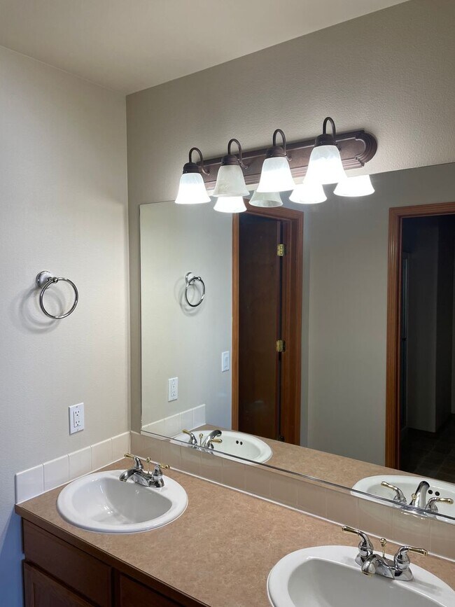 Building Photo - Beautiful 3 bed/2 bath rancher style home in Post Falls Idaho! Apply today!
