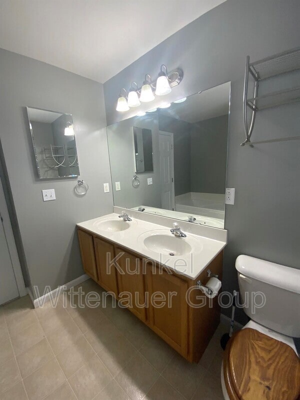 Building Photo - 2437 Larchmont Dr