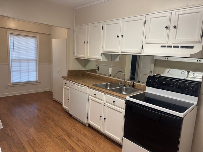 Building Photo - Large Cloverdale Apartment