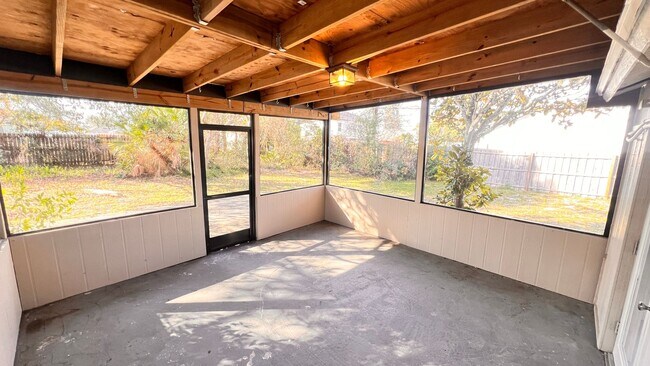 Building Photo - Charming 2 Bedroom, 1 Bathroom Home in Deltona!!