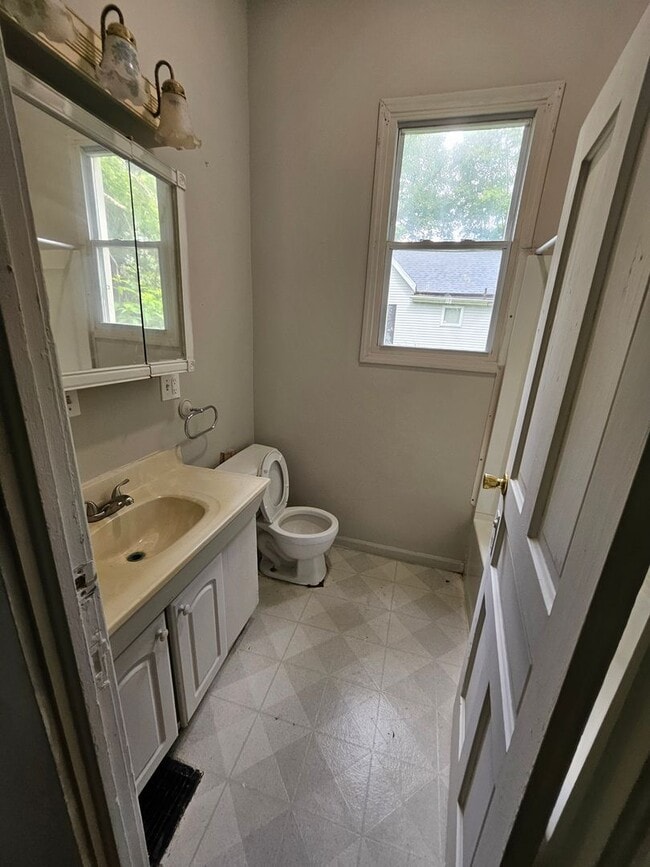 Building Photo - 4 bed 1 bath home