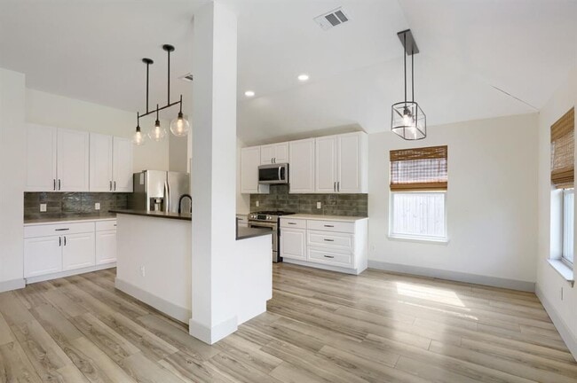 Building Photo - 13620 Glen Mark Dr