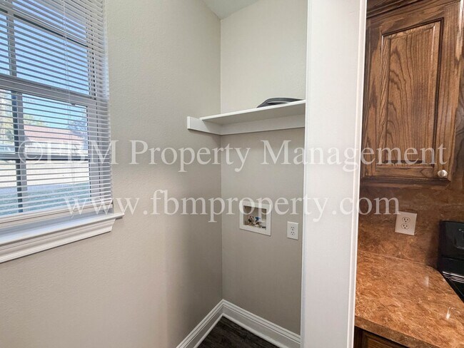 Building Photo - Hidden Creek Apartments, Unit C - 2 Bedroom, 1 Bathroom Beautiful Apartment Home in Ennis, TX! $5...