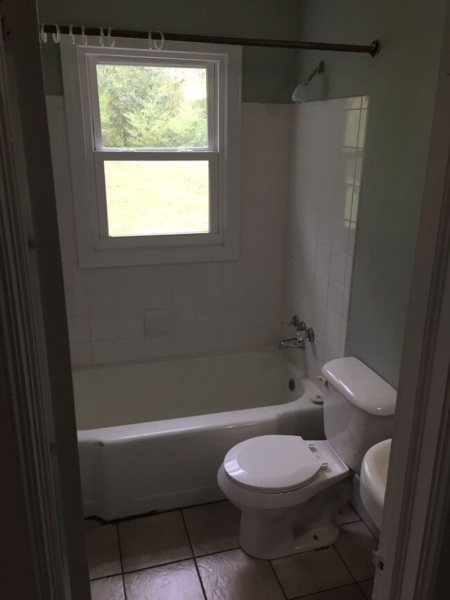 Building Photo - 2BD Duplex in Pendleton for Rent! Only $1,...