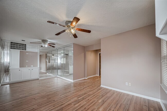 Building Photo - 4015 Black Locust Dr