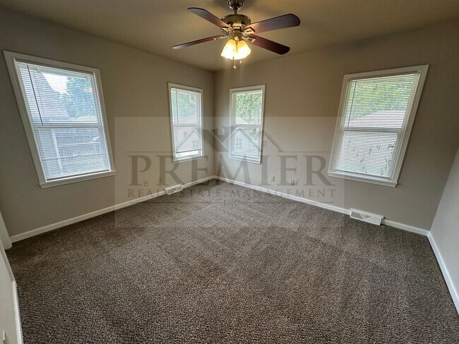 Building Photo - 307 SW 15 St, Blue Springs MO 64014/ 2 bed...
